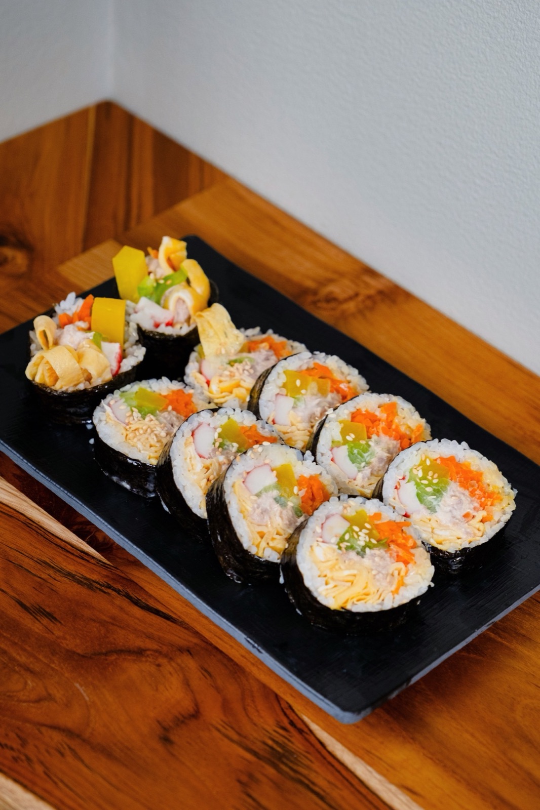Kimbap-Platte auf Holztisch